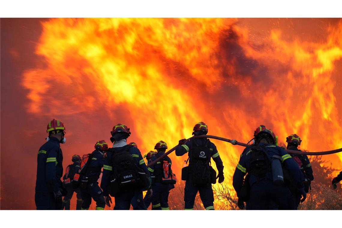 Brandbekämpfer auf Chios: "Mit allen Mitteln angreifen" Der Kampf gegen die Flammen läuft den dritten Tag in Folge.