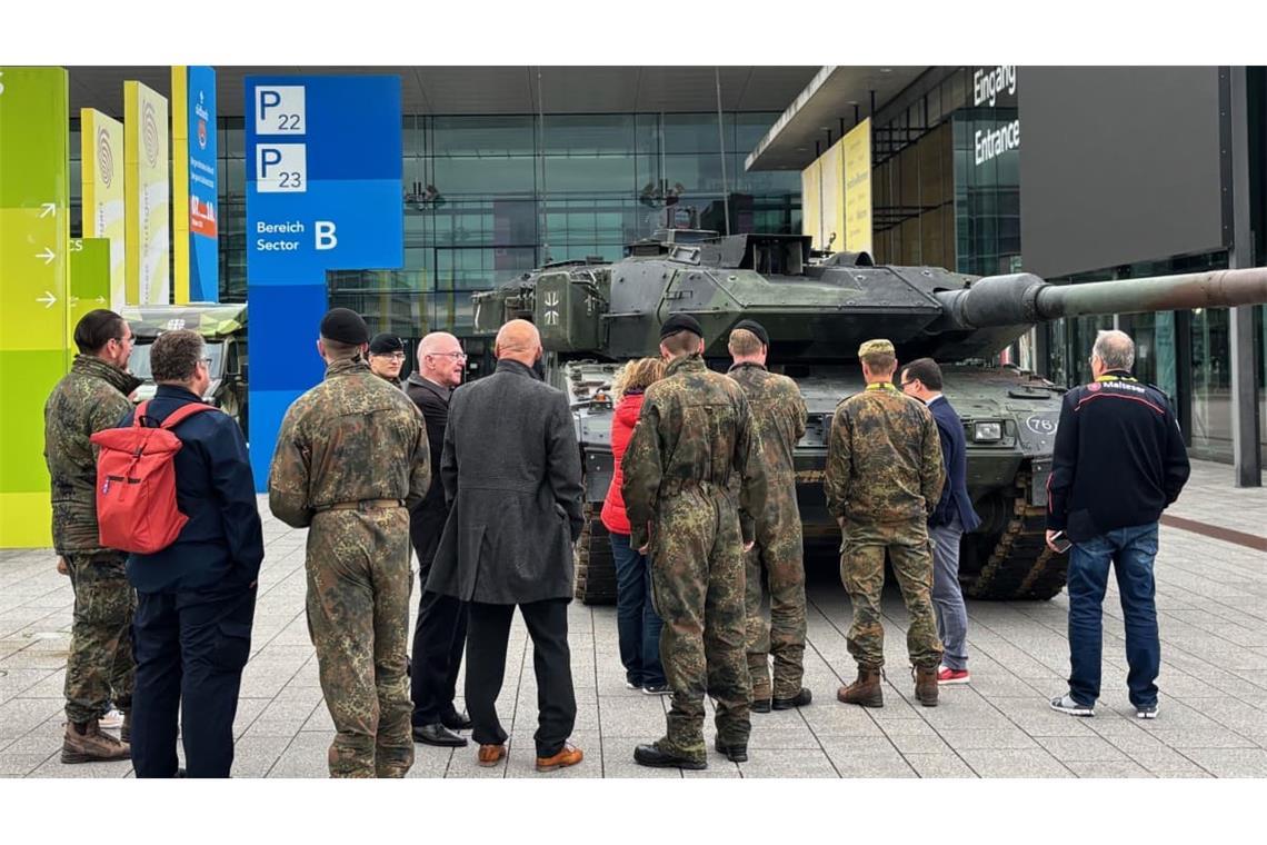 Der Kampfpanzer Leopard 2 lockt vor den Messehallen viele Besucher an. 