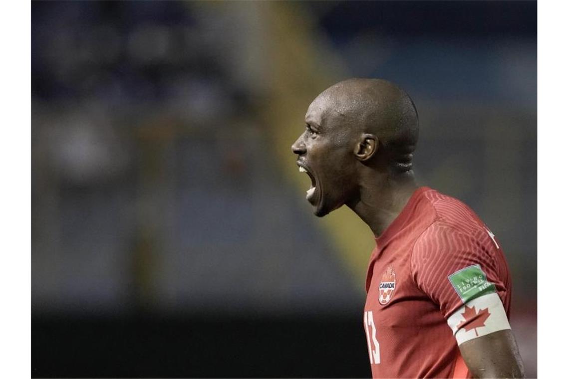 Kanada nah an zweiter WM-Teilnahme - USA besiegen Honduras Der Kanadier Atiba Hutchinson feiert den Führungstreffer seiner Mannschaft gegen El Salvador. Foto: Moises Castillo/AP/dpa