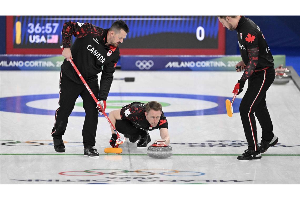 Der Kanadier Marc Kennedy (Mitte) soll den Stein noch berührt haben, als es eigentlich schon verboten war. So der Vorwurf seines Konkurrenten Oskar Eriksson.
