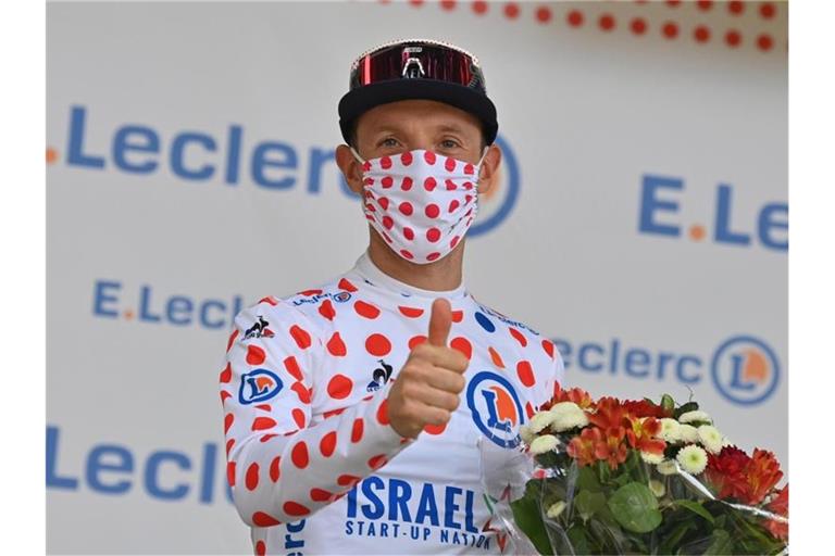 Der Kanadier Michael Woods steht nach der 14. Etappe im Gepunkteten Trikot des Führenden in der Bergwertung auf dem Podium. Foto: David Stockman/BELGA/dpa