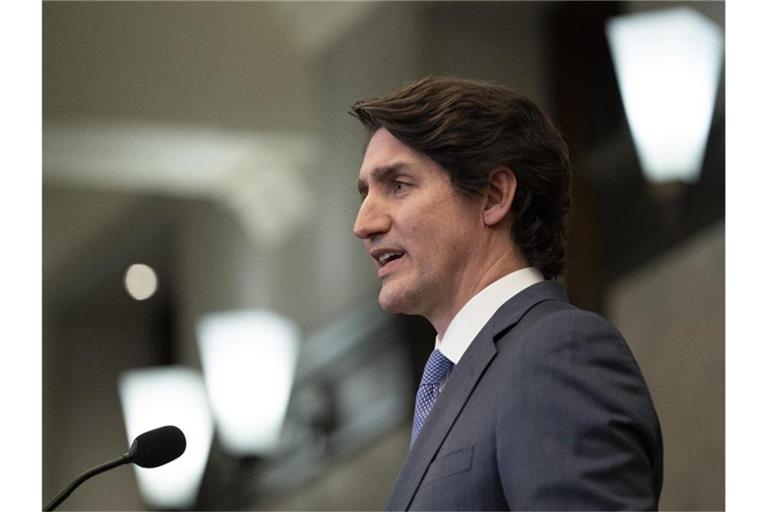 Der kanadische Premierminister Justin Trudeau spricht nach einer Kabinettsklausur. Foto: Adrian Wyld/The Canadian Press via AP/dpa