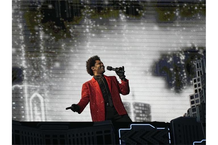Der kanadische Rapper The Weeknd tritt während der Halbzeitshow des Super Bowls in Florida auf. Foto: David J. Phillip/AP/dpa
