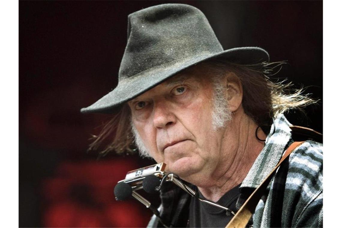 Joni Mitchell und Neil Young verlassen Spotify Der kanadische Rockstar Neil Young sagt sich von der Audio-Plattform Spotify los. Foto: Nils Meilvang/SCANPIX DENMARK/dpa