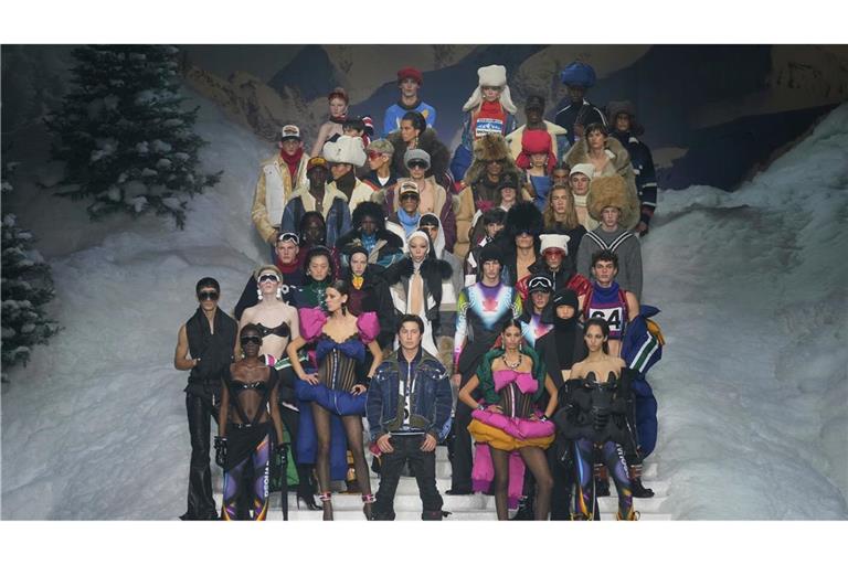 Der kanadische Schauspieler Hudson Williams (Mitte) gab bei der Modewoche in Mailand sein Debüt auf dem Laufsteg.