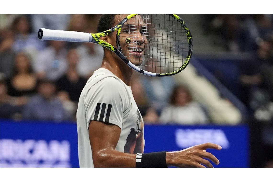 Der kanadische Tennisprofi Felix Auger-Aliassime wirft seinen Schläger in die Luft.
