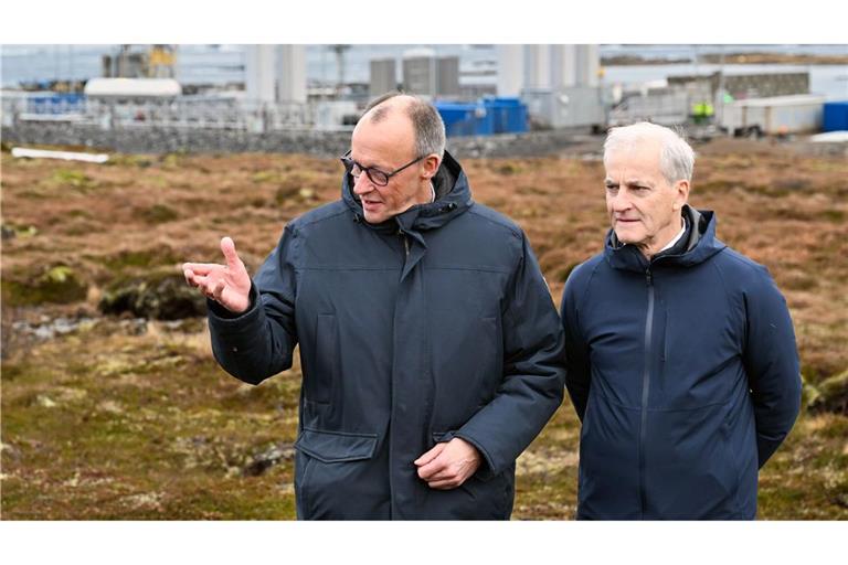 Der Kanzler, der norwegische Ministerpräsident und im Hintergrund Deutschlands Tor zum Weltraum. Von hier werden die deutschen "Spectrum"-Raketen gestartet.
