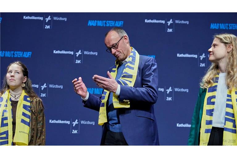 Der Kanzler zeigt sich in Würzburg selbstkritisch.