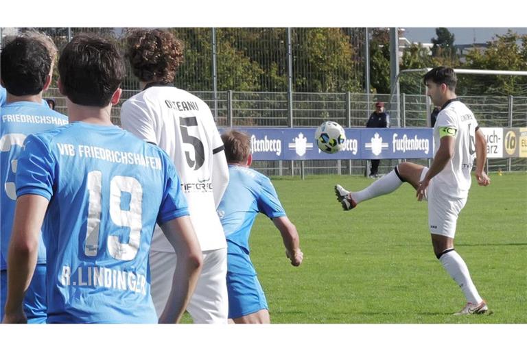 Der Kapitän zeigt, wie es geht: Dan Constantinescu (rechts) war mit einem Tor und einer Torvorlage maßgeblich am ersten Saisonsieg von Calcio Leinfelden-Echterdingen beteiligt.