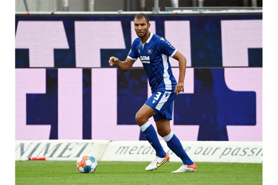 Routiniers sollen KSC zum Heimsieg gegen Aue verhelfen Der Karlsruher Daniel Gordon am Ball. Foto: Uli Deck/dpa/archivbild
