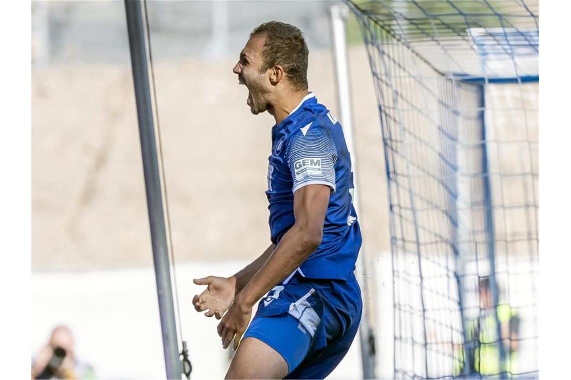 Sieben Spiele ohne Niederlage: KSC will Serie ausbauen Der Karlsruher Daniel Gordon bejubelt seinen Treffer zum 2:2. Foto: Uli Deck/dpa/Archivbild