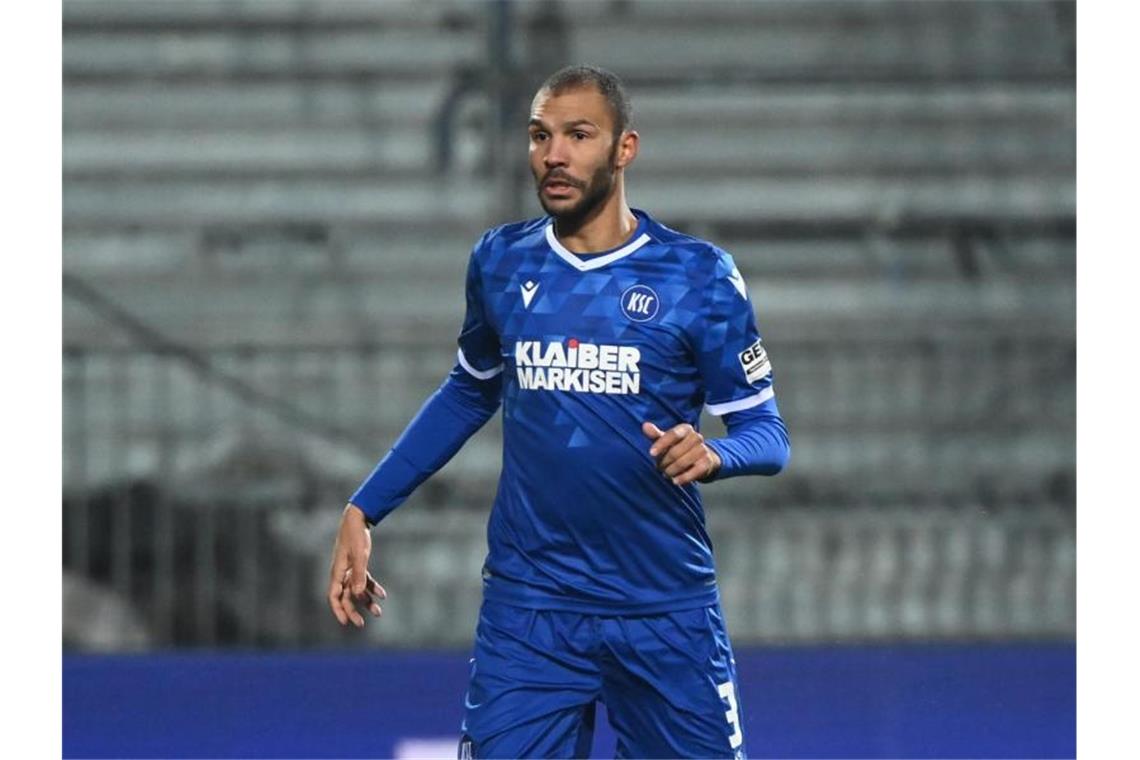 Karlsruher SC verlängert Vertrag mit Gordon bis 2022 Der Karlsruher Daniel Gordon spielt den Ball. Foto: Uli Deck/dpa/Archivbild