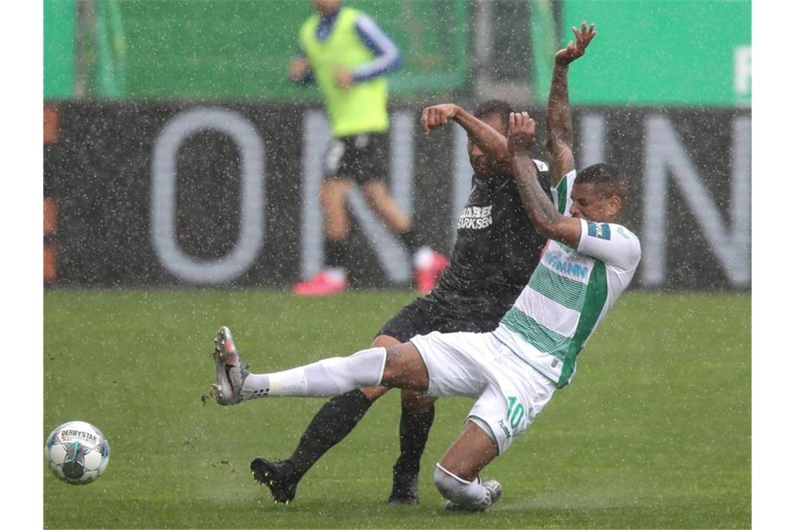 Hofmann schießt KSC zum Klassenerhalt: 2:1 in Fürth Der Karlsruher Daniel Gordon und der Fürther Daniel Keita-Ruel (l-r.) in Aktion. Foto: Daniel Karmann/dpa