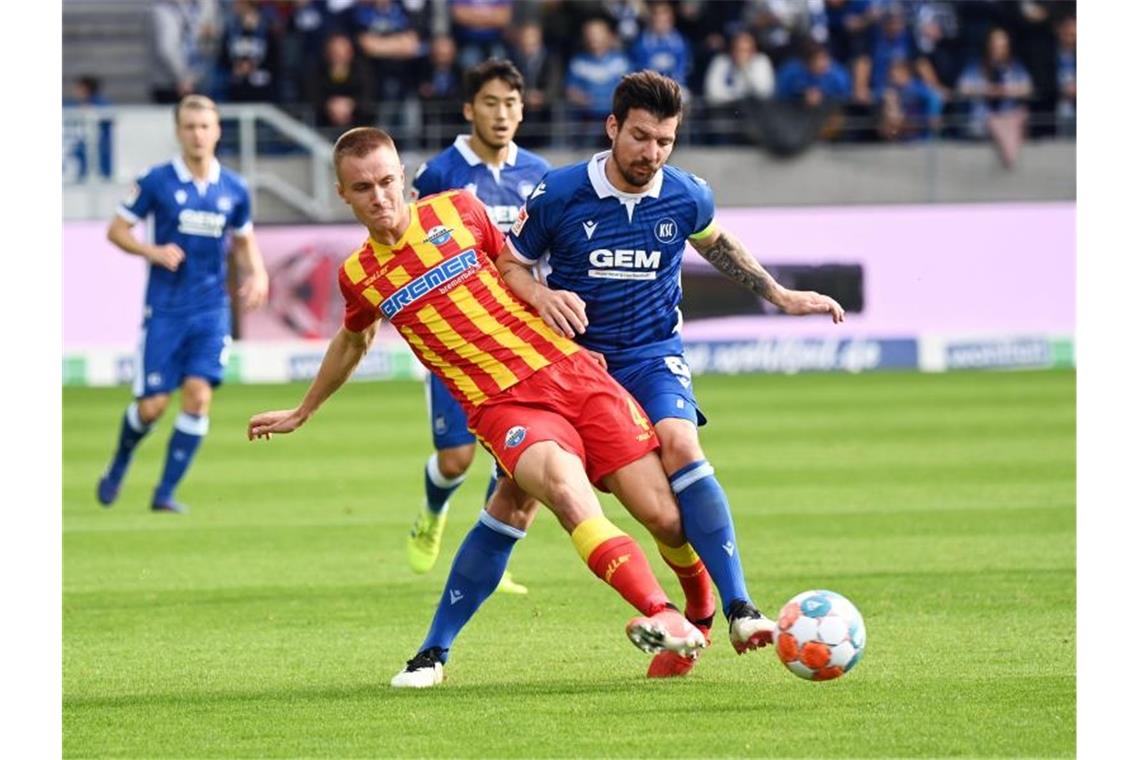 Bauchlandung: KSC zwischen Euphorie und Entsetzen Der Karlsruher Jerome Gondorf (r) und der Paderborner Jasper van der Werff kämpfen um den Ball. Foto: Uli Deck/dpa