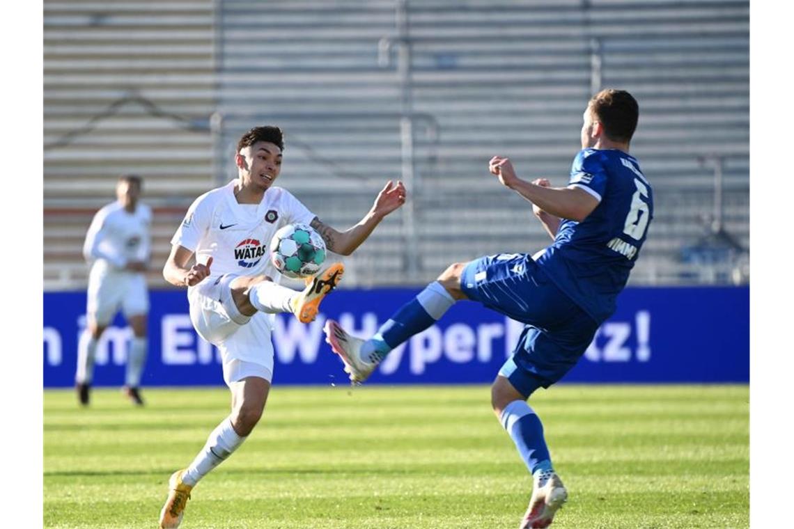 Ausgeliehener Wimmer hofft auf Verbleib beim Karlsruher SC Der Karlsruher Kevin Wimmer (r) und der Auer John-Patrick Strauß kämpfen um den Ball. Foto: Uli Deck/dpa