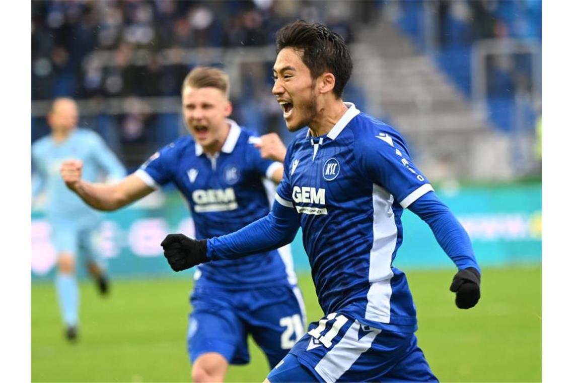 Schalke siegt ohne Terodde - Werder verliert in Kiel Der Karlsruher Kyoung-rok Choi bejubelt seinen Treffer zum 1:0. Foto: Uli Deck/dpa