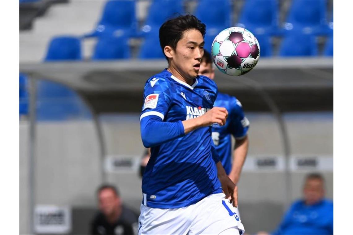 Der Karlsruher Kyoung-rok Choi spielt den Ball. Foto: Uli Deck/dpa/Archivbild