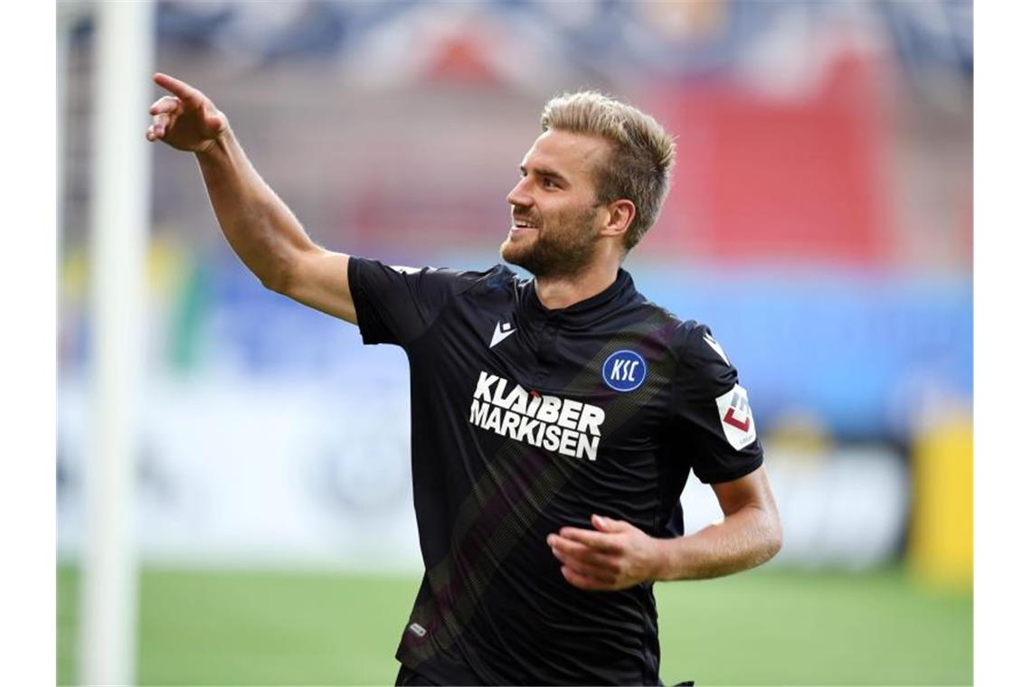 Der Karlsruher Lukas Grozurek bejubelt seinen Treffer zum 1:0. Foto: Uli Deck