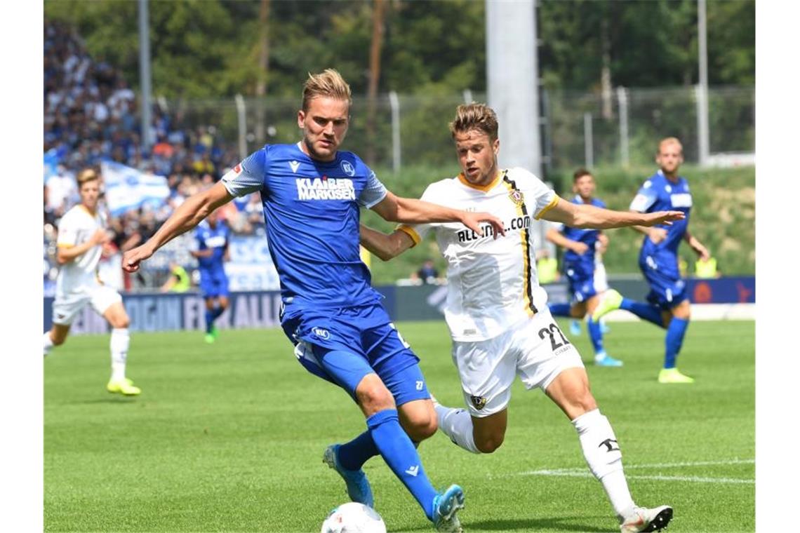 Der Karlsruher Lukas Grozurek (l.) und Dresdens Patrick Möschl kämpfen um den Ball. Foto: Uli Deck