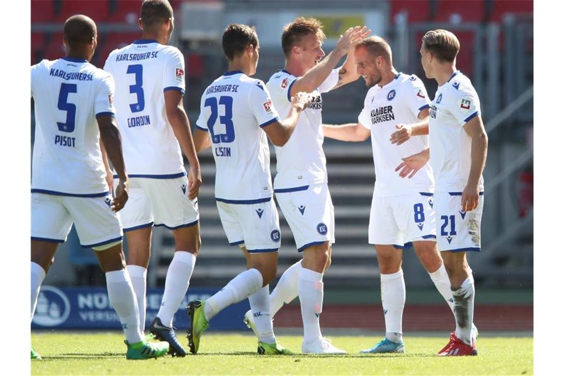 Karlsruher SC bestätigt Aufwärtstrend: 1:1 in Nürnberg Der Karlsruher Manuel Stiefler (2.v.r.) jubelt mit seinen Kollegen David Pisot (l-r), Daniel Gordon, Dirk Carlson, Marvin Pourie und Marco Thiede. Foto: Daniel Karmann