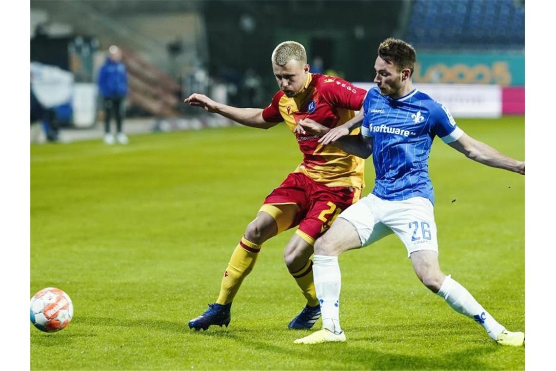 Fehlstart für St. Pauli - Darmstadt verpasst Rang eins Der Karlsruher Marco Thiede (l) im Zweikampf mit Darmstadt-Profi Matthias Bader. Foto: Uwe Anspach/dpa
