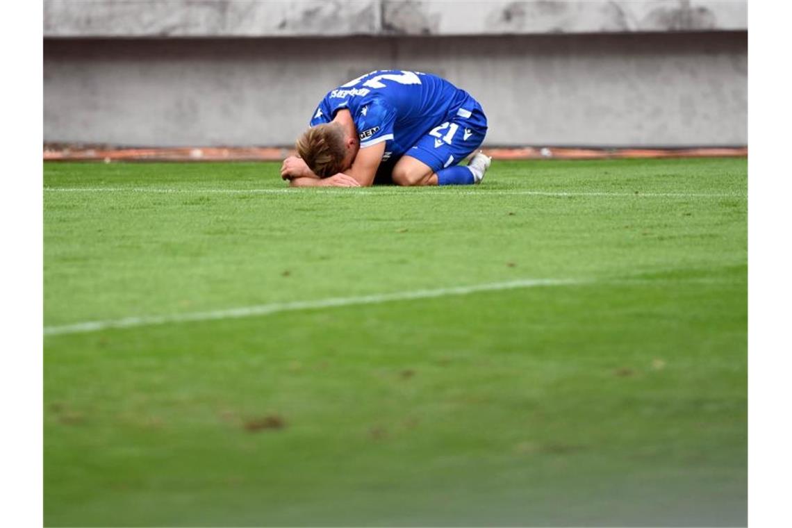KSC 0:1 gegen VfL Bochum: Ohne Hofmann fehlt die Torgefahr Der Karlsruher Marco Thiede liegt nach der 0:1 Niederlage auf dem Platz. Foto: Uli Deck/dpa