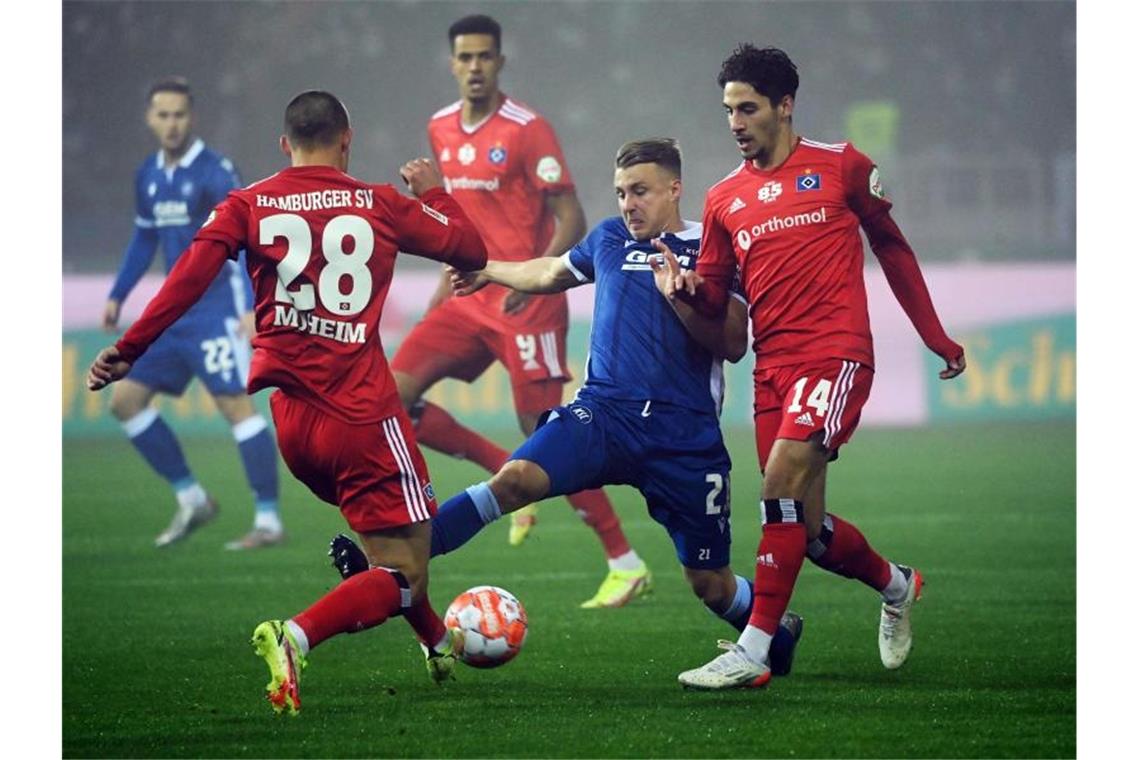Nächstes Unentschieden für den HSV Der Karlsruher Marco Thiede (M) kämpft mit den Hamburgern Miro Muheim (l) und Ludovit Reis um den Ball. Foto: Uli Deck/dpa