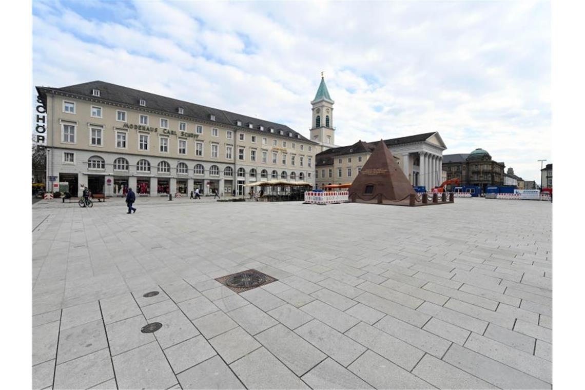Samstag, Sonne, Corona: Die meisten bleiben brav daheim Der Karlsruher Marktplatz ist fast menschenleer. Foto: Uli Deck/dpa/Archivbild