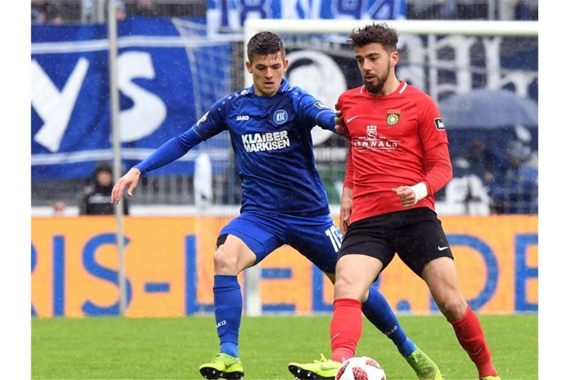 Der Karlsruher Marvin Wanitzek (l) versucht dem Großaspacher Dominik Pelivan den Ball abzunehmen. Foto: Uli Deck/Archiv