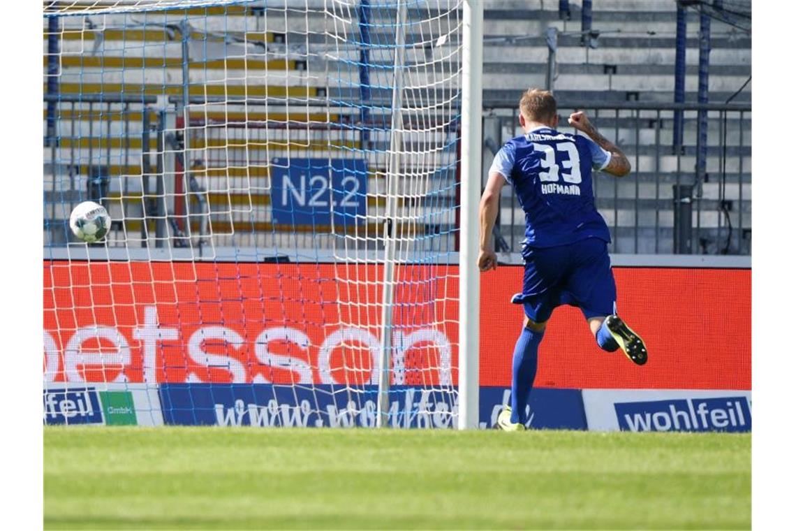 Der Karlsruher Philipp Hofmann erzielt per Elfmeter den Treffer zum 3:3. Foto: Uli Deck/dpa