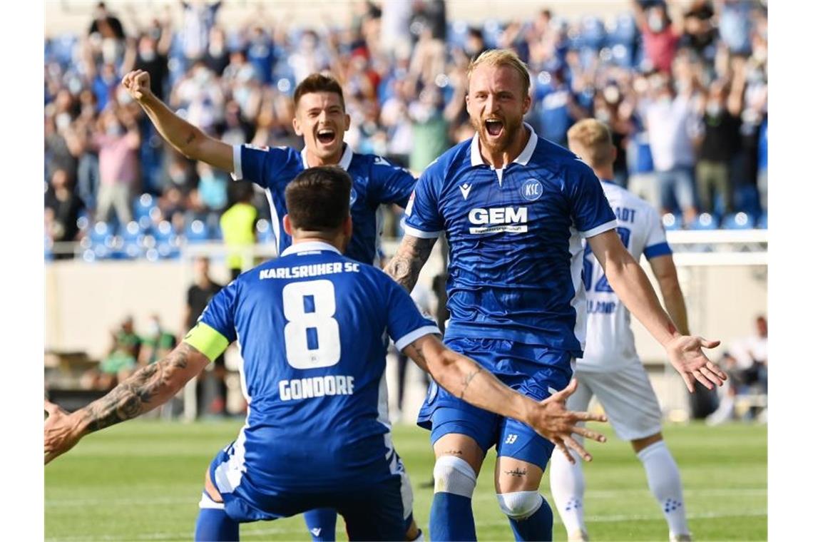 Der Karlsruher Philipp Hofmann (r) bejubelt seinen Treffer zum 1:0 mit seinem Teamkollegen Jerome Gondorf vorn. Foto: Uli Deck/dpa