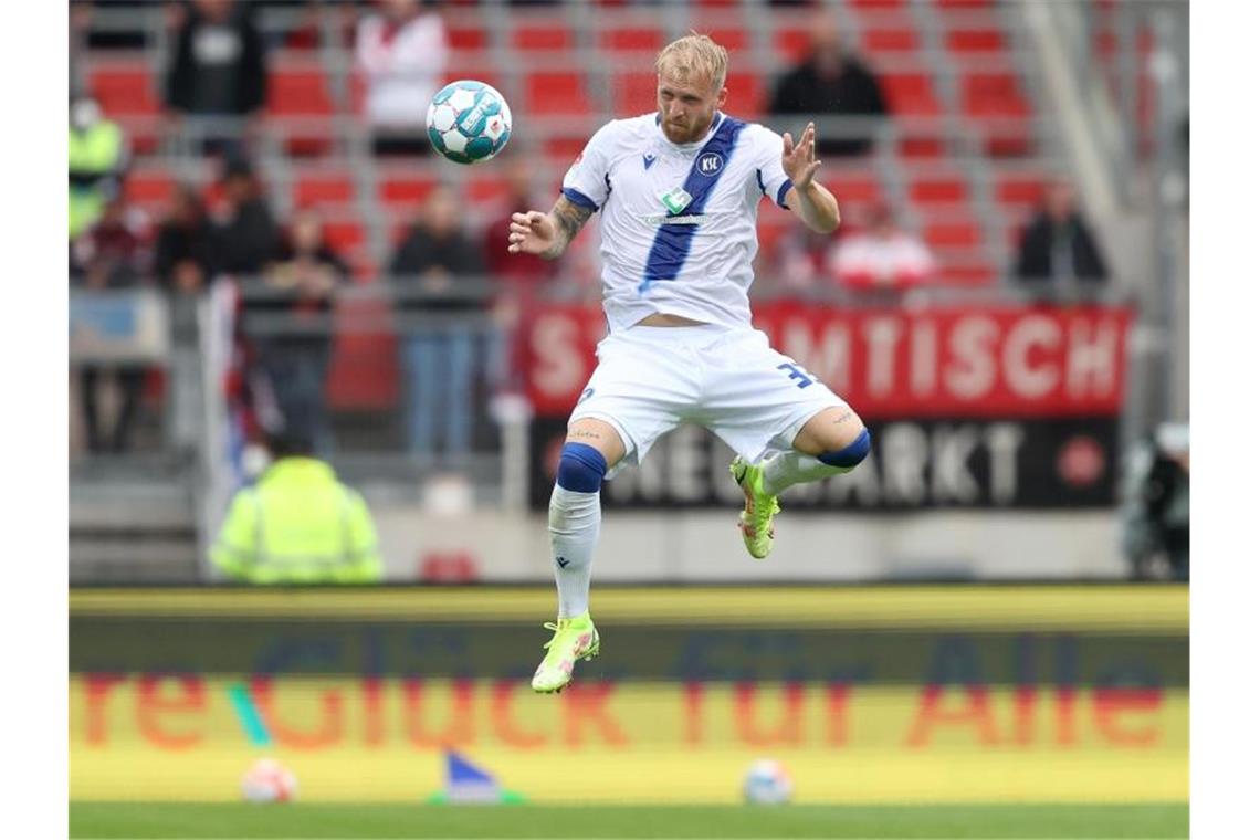 Doppeltes Hoffen auf Hofmann: Wegweisende Wochen für den KSC Der Karlsruher Philipp Hofmann spielt den Ball. Foto: Daniel Karmann/dpa/Archiv