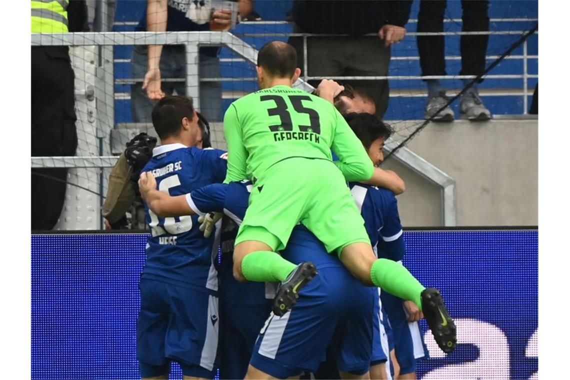 St. Pauli bleibt trotz Pausen-Rückstands Erster Der Karlsruher SC feierte einen Heimsieg gegen Aue. Foto: Uli Deck/dpa