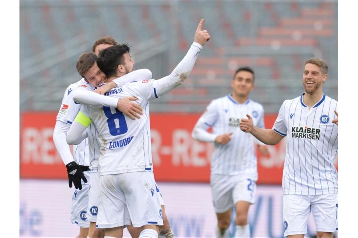 Bochum mit spätem Sieg auf Rang zwei - KSC gewinnt Der Karlsruher SC setzte sich klar in Würzburg durch. Foto: Timm Schamberger/dpa