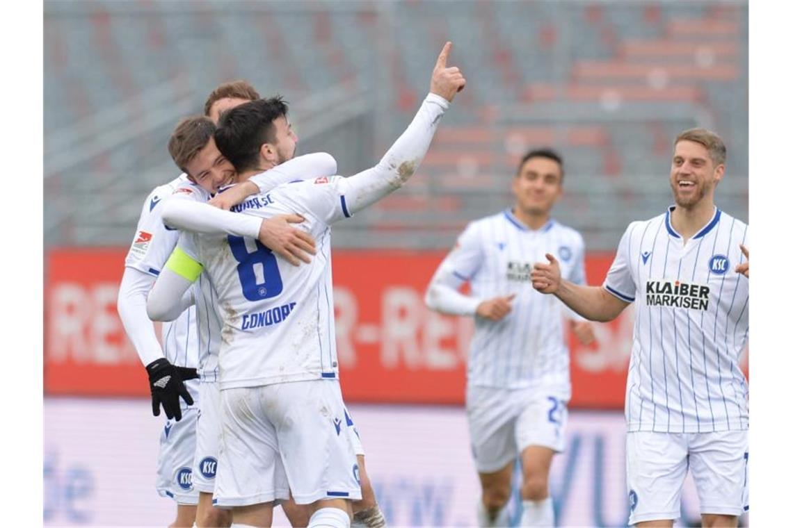 Der Karlsruher SC setzte sich klar in Würzburg durch. Foto: Timm Schamberger/dpa