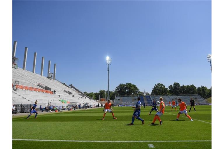 Der Karlsruher SC spielt gegen den SV Darmstadt 98 vor leeren Rängen. Foto: Matthias Hangst/Getty-Pool/dpa