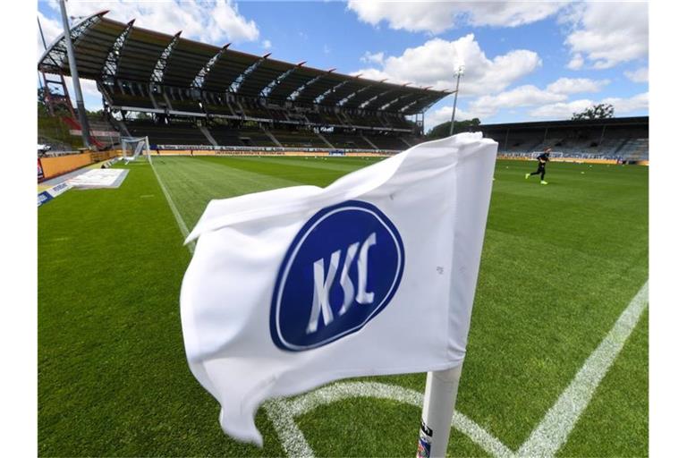 Der Karlsruher SC will mit seinen Profis über einen erneuten Gehaltsverzicht in der kommenden Saison verhandeln. Foto: Uli Deck/dpa-Pool/dpa/Archivbild