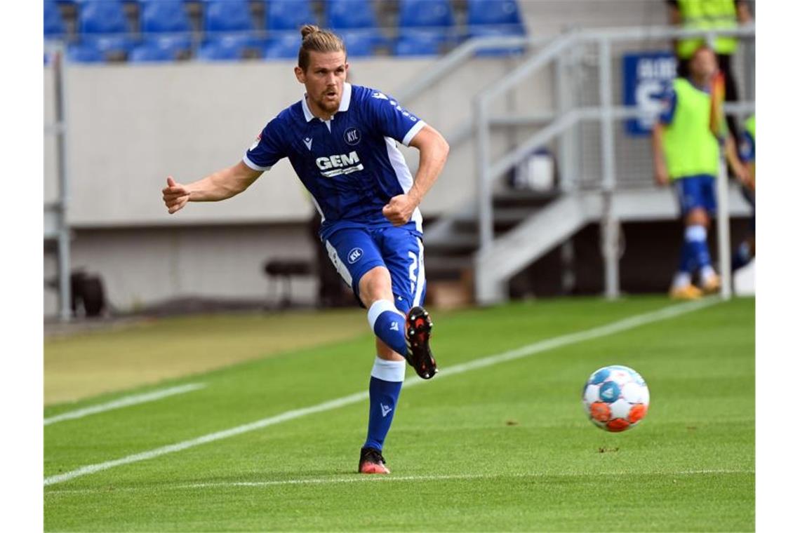 Der Karlsruher Sebastian Jung schießt dem Ball. Foto: Uli Deck/dpa/archivbild