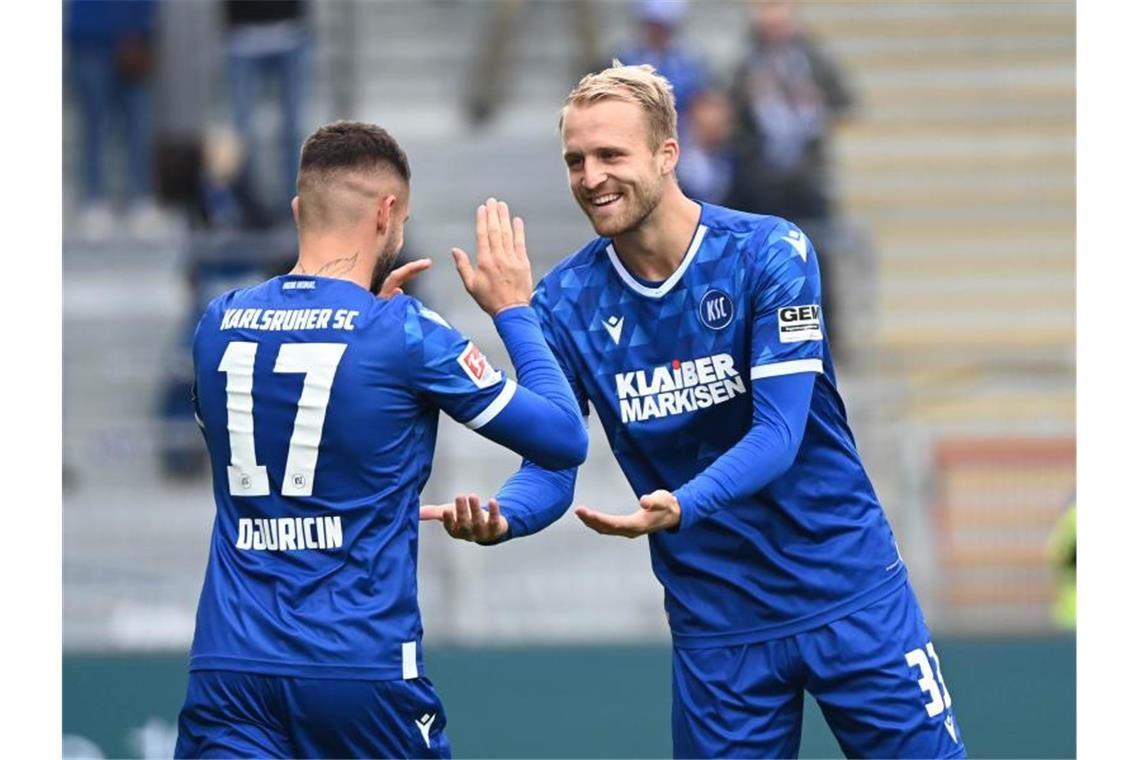 Der Karlsruher Spieler Philipp Hofmann (r). Foto: Uli Deck/dpa