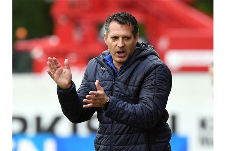 Der Karlsruher Trainer Alois Schwartz. Foto: Uli Deck/Archivbild