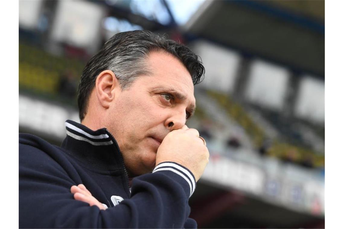 Vor Spiel in Dresden: Torhüterfrage beim KSC noch offen Der Karlsruher Trainer Alois Schwartz gestikuliert. Foto: Uli Deck/dpa