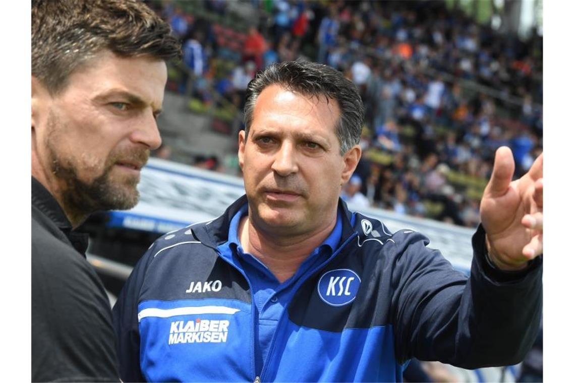 Aufsteiger KSC verliert vorerst letztes Spiel in 3. Liga Der Karlsruher Trainer Alois Schwartz (r) und der hallische Trainer Torsten Ziegner stehen vor Spielbeginn zusammen. Foto: Uli Deck
