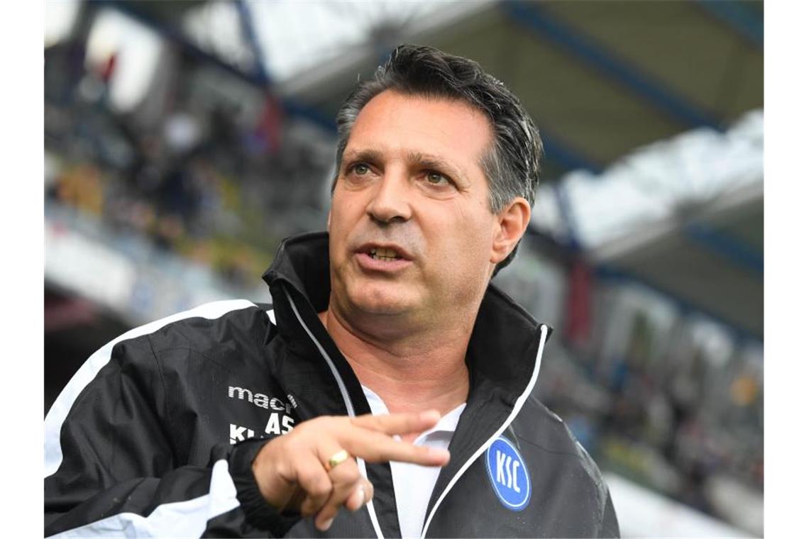 Der Karlsruher Trainer Alois Schwartz steht vor Spielbeginn am Spielfeldrand. Foto: Uli Deck/dpa/Archivbild