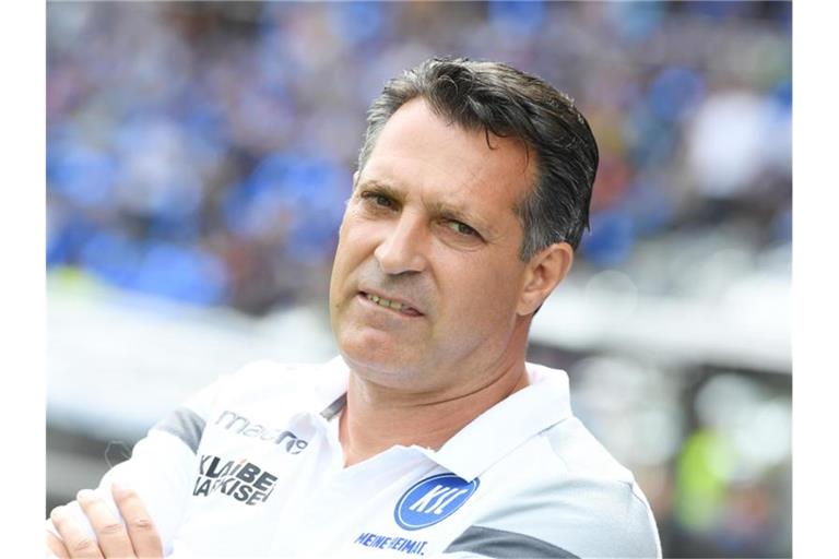 Der Karlsruher Trainer Alois Schwartz vor Spielbeginn. Foto: Uli Deck/Archivbild