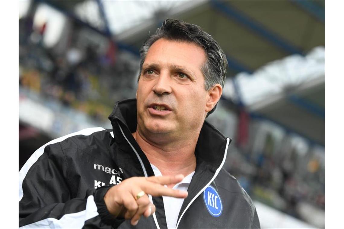 Der Karlsruher Trainer Alois Schwarz steht am Spielfeldrand. Foto: Uli Deck/dpa