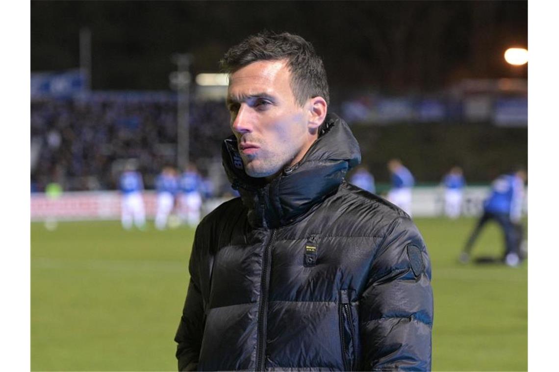 Der Karlsruher Trainer Christian Eichner geht vor Spielbeginn über den Platz. Foto: Oliver Dietze/dpa/Archiv