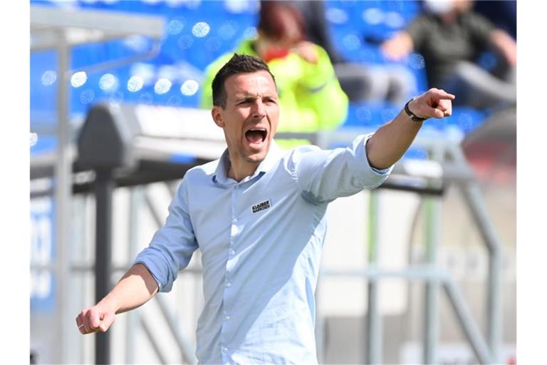Der Karlsruher Trainer Christian Eichner gestikuliert. Foto: Uli Deck/dpa