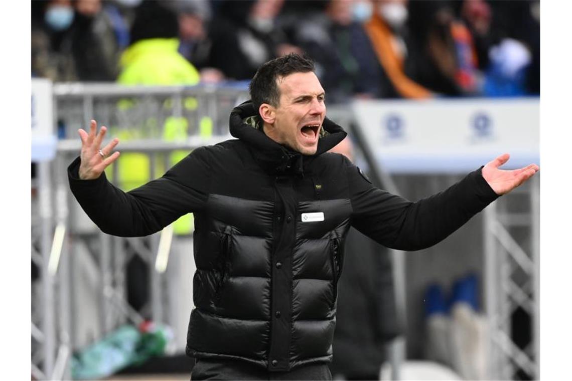 KSC mit Personalproblemen nach Darmstadt Der Karlsruher Trainer Christian Eichner gestikuliert. Foto: Uli Deck/dpa/Bildarchiv