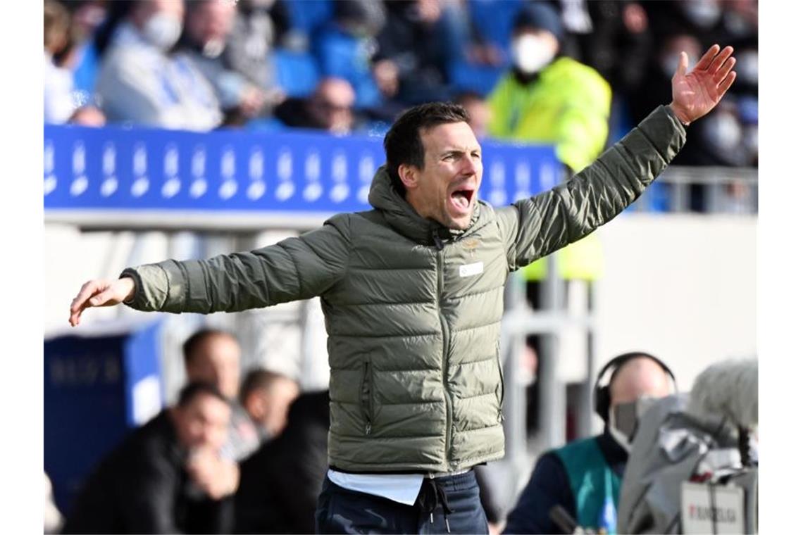Der Karlsruher Trainer Christian Eichner gestikuliert und ruft den Spielern vom Spielfeldrand zu. Foto: Uli Deck/dpa