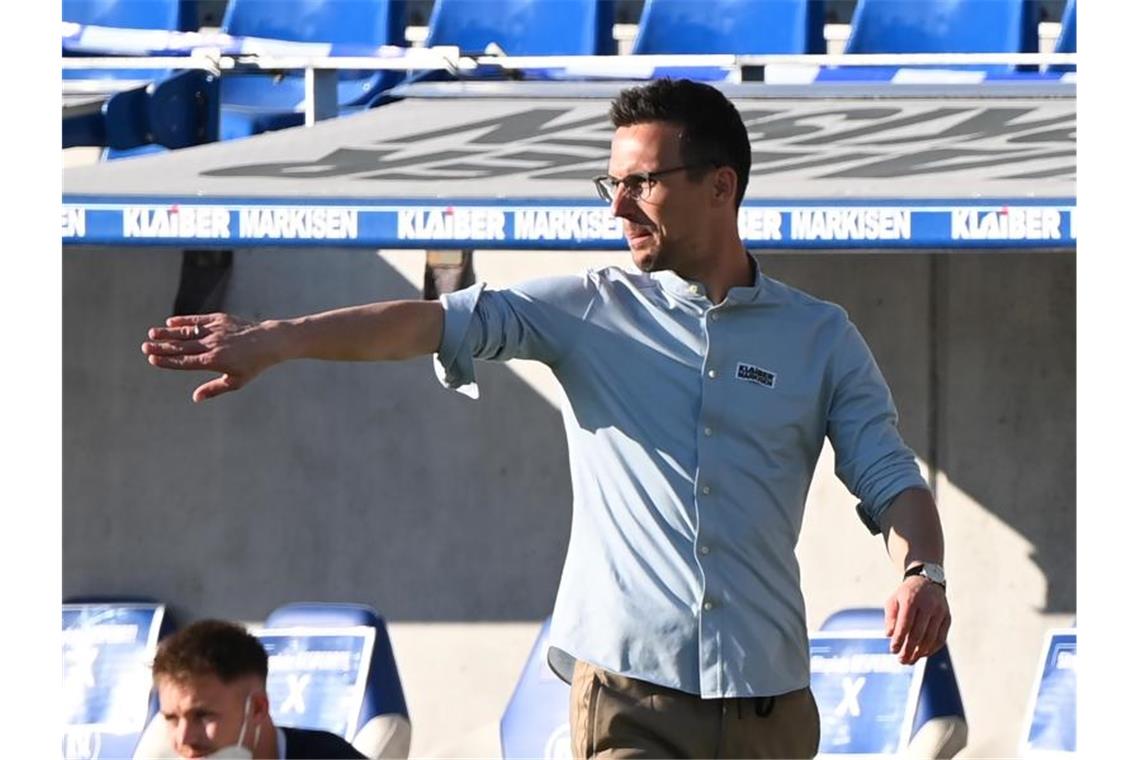 „Hartnäckig und nervig“: Eichner treibt seine KSC-Profis an Der Karlsruher Trainer Christian Eichner gibt Anweisungen. Foto: Uli Deck/dpa/archivbild